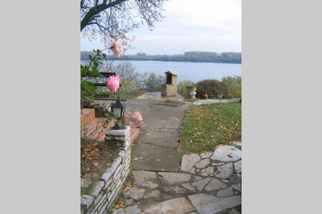 Villa Kornelija Stari Slankamen Bagian luar foto